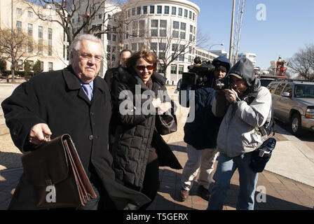 Washington, DC, USA. Jan 31, 2007. Judith Miller, journaliste de gauche, et de son avocat, Robert Bennett, quitter la Cour de District des États-Unis, à Washington, DC, le 31 janvier 2007, après avoir fini de témoigner pour Miller l'accusation dans l'I. Lewis ''Scooter'' Libby parjure procès. C'est la deuxième semaine du procès, qui devrait durer 4 à 6 semaines. Credit : Bill Putnam/ZUMA/Alamy Fil Live News Banque D'Images