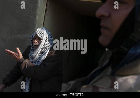 Bagdad, Bagdad, Irak. 17 Jan, 2006. Les entretiens avec l'homme de l'Iraq de fantassin américain de la Compagnie Alpha, 1er Bataillon, 87e Régiment d'infanterie, 10e division de montagne qu'il ne savait pas sur le métal boîte pleine de munitions fusil AK-47 dans son placard lors d'une recherche d'un village agricole près de Abu Ghraib, l'Iraq, le 17 janvier 2006.L'unité d'une recherche le village de caches d'armes. Ils ont trouvé un peu d'AK-47 et de munitions dans les maisons et certains baudriers de munitions dans des seaux enterrés dans un champ. Credit : Bill Putnam/ZUMA/Alamy Fil Live News Banque D'Images