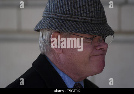 Washington, DC, USA. Feb 27, 2007. Lester Crawford, 68 ans, ancien chef de la Food and Drug Administration, les promenades dans la cour fédérale de district, à Washington, DC, le 27 février 2007, d'être condamné pour un conflit d'intérêts et de faire de fausses déclarations relatives à ses investissements alors qu'il dirigeait le gouvernement pour l'alimentation et l'Agence de santé. Credit : Bill Putnam/ZUMA/Alamy Fil Live News Banque D'Images