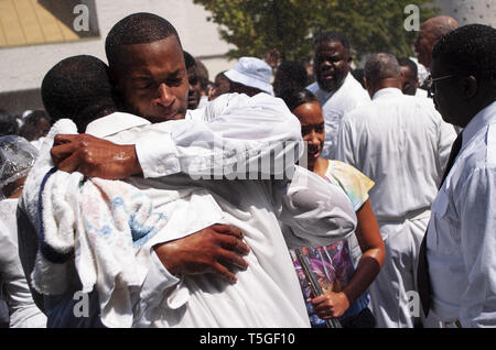 Washington, DC, USA. 30e Août, 2009. Fidèles à l'Organisation des maison de prière pour tous les peuples de participer à la 83e assemblée annuelle baptême tuyau d'incendie à l'extérieur de l'église à Washington, DC, 30 août 2009. La tradition annuelle permet de péché la guérison et le collage avec le Christ, a déclaré que les représentants de l'église. Credit : Bill Putnam/ZUMA/Alamy Fil Live News Banque D'Images