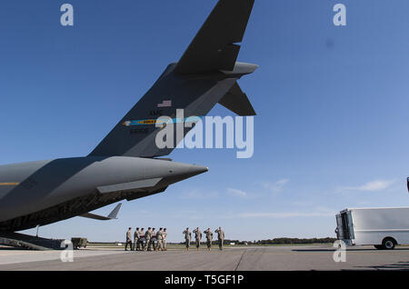 Dover, Delaware, USA. 6Th Oct, 2009. Une garde d'honneur de l'Armée américaine par le 3e Régiment d'infanterie porte le boîtier de transfert de la CPS. Christopher T. Griffin, de Kincheloe, Michigan, à partir d'un C-17 de transport à Dover Air Force Base, Del., 6 octobre 2009. Griffin a été l'un des huit soldats tués le 3 octobre dans la province de Nuristan lorsque des milices tribales ont attaqué leur avant-poste. Griffin a été attribué à l'équipe de combat de la 4e Brigade, 4e Division d'infanterie, de Fort Carson, le Colonel Crédit : Bill Putnam/ZUMA/Alamy Fil Live News Banque D'Images