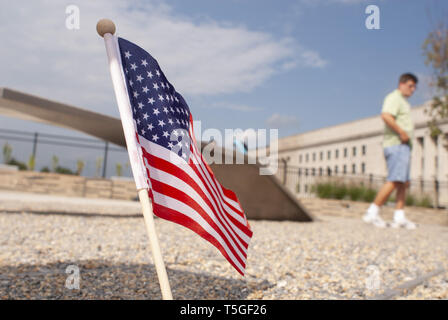 Arlington, Virginia, USA. 13 Sep, 2008. Un vistor marche dernières bancs pour le pentagone 9-11 Memorial. Le nom de la 184 victimes des attaques terroristes sur le Pentagone sont gravés sur un banc de mémoire. Credit : Bill Putnam/ZUMA/Alamy Fil Live News Banque D'Images