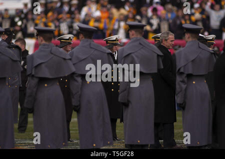 Philadelphie, Pennsylvanie, USA. 6e mai 2008. Le Président George Bush est flanquée de cadets et de l'aspirant de l'académies de service lors de son dernier match de football Army-Navy comme président le 6 décembre 2008. Cadets et aspirants de l'académie de service jusqu'à la forme du moment. Le président passe normalement va passer un semestre dans chacun des peuplements du service. L'US Naval Academy's aspirants de battre l'US Military Academy's Cadets 34-0 pour la septième victoire de suite. Credit : Bill Putnam/ZUMA/Alamy Fil Live News Banque D'Images