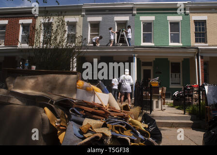 Washington, DC, USA. Apr 25, 2009. Les bénévoles nettoyer un homme âgé, à Washington, DC, le 25 avril 2009. Credit : Bill Putnam/ZUMA/Alamy Fil Live News Banque D'Images