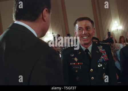 Washington, DC, USA. 10 Sep, 2007. L'ARMÉE AMÉRICAINE Le Général David Petraeus parle avec un membre du Congrès avant qu'un comité mixte de la Chambre des représentants des forces armées et de l'audience du comité Affaires étrangères sur Capitol Hill, Washington, DC, le 10 septembre, 2007. Petraeus et de l'Amb. Ryan Crocker, ambassadeur des Etats-Unis en Irak, a témoigné sur la situation de la soi-disant ''envie'' de près de 30 000 soldats américains à Bagdad, la capitale de l'Iraq, et al-Anbar province, dans la région agitée de l'Iraq plus grande province. Credit : Bill Putnam/ZUMA/Alamy Fil Live News Banque D'Images