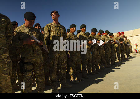 Lashkar Gah, Helmand, en Afghanistan. 11Th Nov, 2012. Les soldats de l'armée britannique avec le Royal Dragoon Guards, fusils et Gurkhas Royal Royal Military Police stand en formation avant un défilé du jour du Souvenir au Centre de formation de Lashkar Gah dans la province de Helmand, Afghanistan, le 11 novembre, 2012. Credit : Bill Putnam/ZUMA/Alamy Fil Live News Banque D'Images