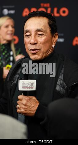 New York, NY, USA. Apr 24, 2019. Smokey Robinson à arrivés pour la soirée d'ouverture APOLLO en première mondiale au Festival du film de Tribeca, l'Apollo Theatre, New York, NY Le 24 avril, 2019. Crédit : Jason Mendez/Everett Collection/Alamy Live News Banque D'Images