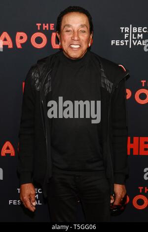 New York, NY, USA. Apr 24, 2019. Smokey Robinson à arrivés pour la soirée d'ouverture APOLLO en première mondiale au Festival du film de Tribeca, l'Apollo Theatre, New York, NY Le 24 avril, 2019. Crédit : Jason Mendez/Everett Collection/Alamy Live News Banque D'Images