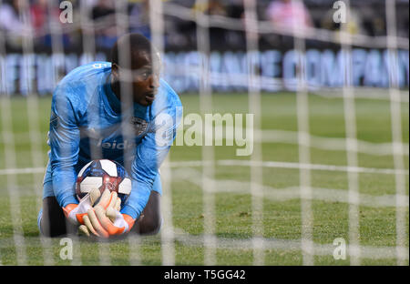 Columbus, OH, USA. Apr 24, 2019. 24 avril 2019 : D.C. United gardien Bill Hamid (24) enregistre la balle d'aller dans le filet pendant le match entre MLS DC United et Columbus Crew SC à Mapfre Stadium à Columbus, Ohio. Austyn McFadden/crédit : Zuma Zuma Austyn McFadden/wire/Alamy Live News Banque D'Images