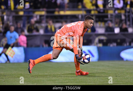 Columbus, OH, USA. Apr 24, 2019. 24 avril 2019 : Columbus Crew Zack gardien Steffen (23) enregistre la balle d'entrer dans le filet lors de la MLS entre DC United et Columbus Crew SC à Mapfre Stadium à Columbus, Ohio. Austyn McFadden/crédit : Zuma Zuma Austyn McFadden/wire/Alamy Live News Banque D'Images