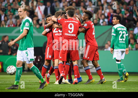 Brême, Allemagne. Apr 24, 2019. Les joueurs du Bayern de Munich, l'objectif de Thomas Mueller célébrer lors d'un match de demi-finale de Coupe d'Allemagne entre le Werder Brême et le FC Bayern Munich à Brême, Allemagne, le 24 avril 2019. Le Bayern Munich a gagné 3-2 et avancé dans la finale. Crédit : Kevin Voigt/Xinhua/Alamy Live News Banque D'Images