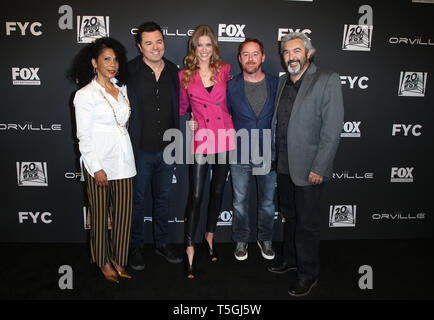 Los Angeles, CA, USA. Apr 24, 2019. Howard Berger, Penny Johnson Jerald, Seth MacFarlane, Adrianne Palicki, Scott Grimes, Jon Cassar, arrive à l'FYC événement spécial pour la série "l'Orville', à l'Pickford Centre pour l'étude du cinéma à Hollywood, Californie le 24 avril 2019 Credit : Faye Sadou/MediaPunch/Alamy Live News Banque D'Images