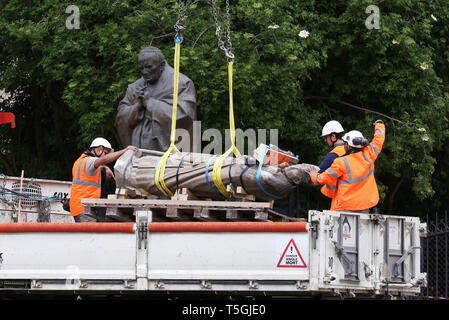 (190425) -- Paris, 25 avril 2019 (Xinhua) -- le transfert de travailleurs une statue de l'holocauste de la cathédrale Notre-Dame de Paris, capitale de la France, le 24 avril 2019. La personne en charge de la vérification de l'alarme incendie n'est pas allé au bon endroit après la Cathédrale Notre-Dame dans le centre de Paris a pris feu le 15 avril, la chaîne d'information BFMTV Français rapporte, mercredi, citant une source proche de l'enquête. La première alarme a été déclenchée à 6 h 20, heure locale le 15 avril, selon le rapport. La deuxième alarme a retenti 20 minutes plus tard, mais il était déjà trop tard puisque le feu a commencé à se répandre. Dans un autre Banque D'Images