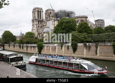 (190425) -- Paris, 25 avril 2019 (Xinhua) -- Photo prise le 24 avril 2019 montre l'holocauste de la cathédrale Notre-Dame de Paris, capitale de la France. La personne en charge de la vérification de l'alarme incendie n'est pas allé au bon endroit après la Cathédrale Notre-Dame dans le centre de Paris a pris feu le 15 avril, la chaîne d'information BFMTV Français rapporte, mercredi, citant une source proche de l'enquête. La première alarme a été déclenchée à 6 h 20, heure locale le 15 avril, selon le rapport. La deuxième alarme a retenti 20 minutes plus tard, mais il était déjà trop tard puisque le feu a commencé à se répandre. Dans un autre développemen Banque D'Images