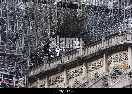 (190425) -- Paris, 25 avril 2019 (Xinhua) -- les travailleurs sont vus sur le dessus de l'holocauste de la cathédrale Notre-Dame de Paris, capitale de la France, le 24 avril 2019. La personne en charge de la vérification de l'alarme incendie n'est pas allé au bon endroit après la Cathédrale Notre-Dame dans le centre de Paris a pris feu le 15 avril, la chaîne d'information BFMTV Français rapporte, mercredi, citant une source proche de l'enquête. La première alarme a été déclenchée à 6 h 20, heure locale le 15 avril, selon le rapport. La deuxième alarme a retenti 20 minutes plus tard, mais il était déjà trop tard puisque le feu a commencé à se répandre. Dans un autre d Banque D'Images