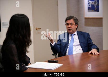 Washington, DC, USA. Apr 23, 2019. Luis Alberto Moreno, président de la Banque interaméricaine de développement (BID), reçoit une interview avec Xinhua au siège de la BID à Washington, DC, États-Unis, le 23 avril 2019. Il y a 'beaucoup d'espace pour la coopération" avec la Chine dans la région de l'Amérique latine dans le cadre de l'Initiative de la courroie et de la route (T0), a déclaré Luis Alberto Moreno au cours de l'entrevue. Credit : Liu Jie/Xinhua/Alamy Live News Banque D'Images