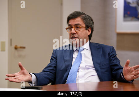 Washington, DC, USA. Apr 23, 2019. Luis Alberto Moreno, président de la Banque interaméricaine de développement (BID), reçoit une interview avec Xinhua au siège de la BID à Washington, DC, États-Unis, le 23 avril 2019. Il y a 'beaucoup d'espace pour la coopération" avec la Chine dans la région de l'Amérique latine dans le cadre de l'Initiative de la courroie et de la route (T0), a déclaré Luis Alberto Moreno au cours de l'entrevue. Credit : Liu Jie/Xinhua/Alamy Live News Banque D'Images