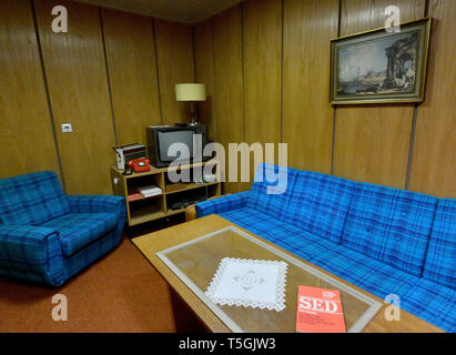 06 avril 2019, le Brandebourg, Prötzel Ot Harnekop : Le ministre de la défense dans le salon de l''Harnekop bunker. Sur trois étages à 30 mètres sous terre, le ministre de la défense de la RDA et ses commandants de haut rang voulu se retrancher en cas de guerre. Le propriétaire actuel a attribué le site et le bunker à différents locataires qui sont en conflit sur les droits d'utilisation. Photo : Bernd Settnik/dpa-Zentralbild/ZB Banque D'Images