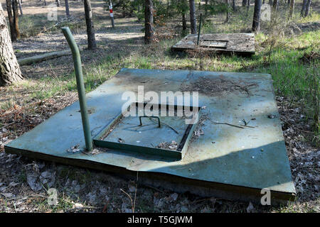 06 avril 2019, le Brandebourg, Prötzel Ot Harnekop : Il y a plusieurs issues de secours dans les locaux de l'abri nucléaire Harnekop. Sur trois étages à 30 mètres sous terre, le ministre de la défense de la RDA et ses commandants de haut rang voulu se retrancher en cas de guerre. Le propriétaire actuel a attribué le site et le bunker à différents locataires qui sont en conflit sur les droits d'utilisation. Photo : Bernd Settnik/dpa-Zentralbild/ZB Banque D'Images