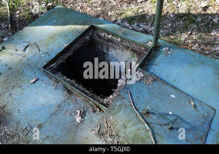 06 avril 2019, le Brandebourg, Prötzel Ot Harnekop : l'arbre de sortie d'urgence du bunker nucléaire Harnekop est ouvert. Sur trois étages à 30 mètres sous terre, le ministre de la défense de la RDA et ses commandants de haut rang voulu se retrancher en cas de guerre. Le propriétaire actuel a attribué le site et le bunker à différents locataires qui sont en conflit sur les droits d'utilisation. Photo : Bernd Settnik/dpa-Zentralbild/ZB Banque D'Images