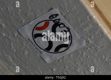 06 avril 2019, le Brandebourg, Prötzel Ot Harnekop : La marque d'une mesure électronique dans le bunker Harnekop est fixé au plafond. Sur trois étages à 30 mètres sous terre, le ministre de la défense de la RDA et ses commandants de haut rang voulu se retrancher en cas de guerre. Le propriétaire actuel a attribué le site et le bunker à différents locataires qui sont en conflit sur les droits d'utilisation. Photo : Bernd Settnik/dpa-Zentralbild/ZB Banque D'Images