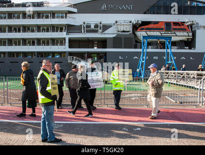 Cobh, Cork, Irlande. 25 avril, 2019. Passagers débarqués du bateau de croisière L'Austral sont remplies par des manifestants sur le quai à Cobh,. La protestation est contre la décision prise par le Port de Cork Company pour fermer le quai promenade publique au cours de l'arrivée de paquebots à Cobh, dans le comté de Cork, Irlande. Crédit : David Creedon/Alamy Live News Banque D'Images