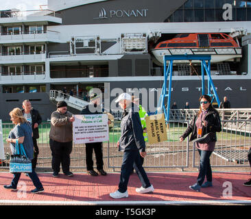 Cobh, Cork, Irlande. 25 avril, 2019. Passagers débarqués du bateau de croisière L'Austral sont remplies par des manifestants sur le quai à Cobh,. La protestation est contre la décision prise par le Port de Cork Company pour fermer le quai promenade publique au cours de l'arrivée de paquebots à Cobh, dans le comté de Cork, Irlande. Crédit : David Creedon/Alamy Live News Banque D'Images