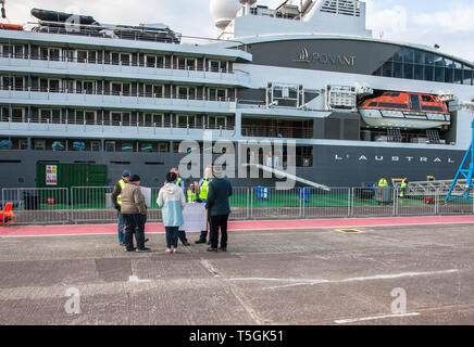 Cobh, Cork, Irlande. 25 avril, 2019. Les membres de An Garda Síochána protestataires demandant de quitter le quai en eau profonde, à l'arrivée de la croisière L'Austral. Les manifestants ont refusé de quitter comme ils voir le quai en eau profonde comme un droit de passage public. La protestation est au sujet de la décision prise par le Port de Cork Company pour fermer le quai promenade publique au cours de l'arrivée de paquebots à Cobh, dans le comté de Cork, Irlande. Crédit : David Creedon/Alamy Live News Banque D'Images