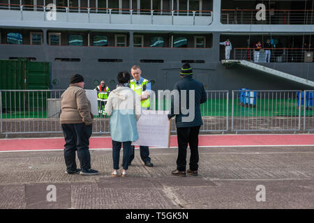 Cobh, Cork, Irlande. 25 avril, 2019. Les membres de An Garda Síochána protestataires demandant de quitter le quai en eau profonde, à l'arrivée de la croisière L'Austral. Les manifestants ont refusé de quitter comme ils voir le quai en eau profonde comme un droit de passage public. La protestation est au sujet de la décision prise par le Port de Cork Company pour fermer le quai promenade publique au cours de l'arrivée de paquebots à Cobh, dans le comté de Cork, Irlande. Crédit : David Creedon/Alamy Live News Banque D'Images