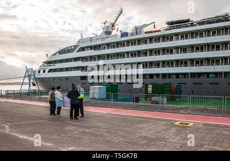 Cobh, Cork, Irlande. 25 avril, 2019. Les membres de An Garda Síochána protestataires demandant de quitter le quai en eau profonde, à l'arrivée de la croisière L'Austral. Les manifestants ont refusé de quitter comme ils voir le quai en eau profonde comme un droit de passage public. La protestation est au sujet de la décision prise par le Port de Cork Company pour fermer le quai promenade publique au cours de l'arrivée de paquebots à Cobh, dans le comté de Cork, Irlande. Crédit : David Creedon/Alamy Live News Banque D'Images