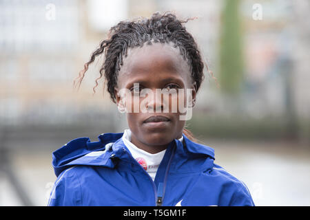 London,UK,25 avril 2019,Brigid Kosgei(Ken) assiste à la London Marathon Elite Women's Photocall qui a eu lieu en dehors de l'Hôtel De La Tour avec le Tower Bridge en arrière-plan avant le marathon le dimanche. Credit : Keith Larby/Alamy Live News Banque D'Images