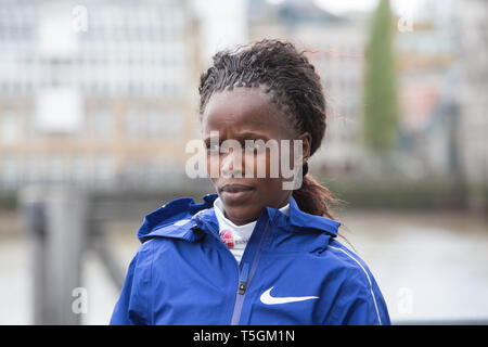 London,UK,25 avril 2019,Brigid Kosgei(Ken) assiste à la London Marathon Elite Women's Photocall qui a eu lieu en dehors de l'Hôtel De La Tour avec le Tower Bridge en arrière-plan avant le marathon le dimanche. Credit : Keith Larby/Alamy Live News Banque D'Images