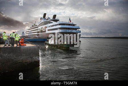 Cobh, Cork, Irlande. 25 avril, 2019. Port de Cork amarre hommes attacher le bateau de croisière L'Austral comme elle l'amarrage dans le quai en eau profonde à Cobh, dans le comté de Cork, Irlande. Crédit : David Creedon/Alamy Live News Banque D'Images