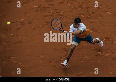 Barcelone, Espagne. Apr 25, 2019. KEI NISHIKORI (JPN) renvoie la balle à Félix Auger-Aliassime (CAN) au cours de jour 4 de l'Open de Barcelone Banc Sabadell' 2019. Nishikori gagne 6:1, 6:3 Crédit : Matthias Rickenbach/Alamy Live News Banque D'Images