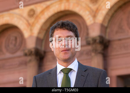 Hambourg, Allemagne. Apr 25, 2019. Alexander Klar, actuellement directeur du Musée de Wiesbaden, se place en avant de la Kunsthalle. Le nouveau directeur de la Kunsthalle devient clair le 1 août. Credit : Ulrich Perrey/dpa/Alamy Live News Banque D'Images