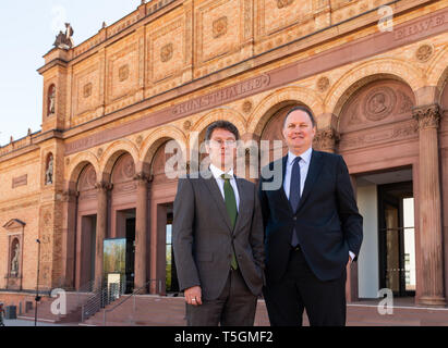 Hambourg, Allemagne. Apr 25, 2019. Alexander Klar (l), actuellement directeur du Musée de Wiesbaden, et Carsten Brosda (SPD), le sénateur de la Culture de Hambourg, se tenir en face de la Kunsthalle. Le nouveau directeur de la Kunsthalle devient clair le 1 août. Credit : Ulrich Perrey/dpa/Alamy Live News Banque D'Images
