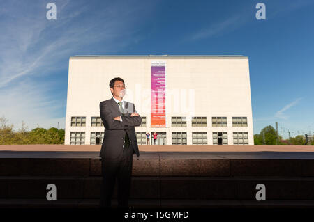 Hambourg, Allemagne. Apr 25, 2019. Alexander Klar, actuellement directeur du Musée de Wiesbaden, se place en avant de la Kunsthalle. Le nouveau directeur de la Kunsthalle devient clair le 1 août. Credit : Ulrich Perrey/dpa/Alamy Live News Banque D'Images