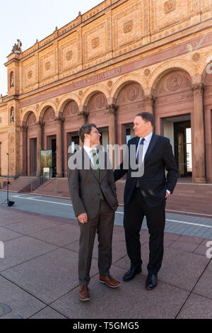 Hambourg, Allemagne. Apr 25, 2019. Alexander Klar (l), actuellement directeur du Musée de Wiesbaden, et Carsten Brosda (SPD), le sénateur de la Culture de Hambourg, se tenir en face de la Kunsthalle. Le nouveau directeur de la Kunsthalle devient clair le 1 août. Credit : Ulrich Perrey/dpa/Alamy Live News Banque D'Images