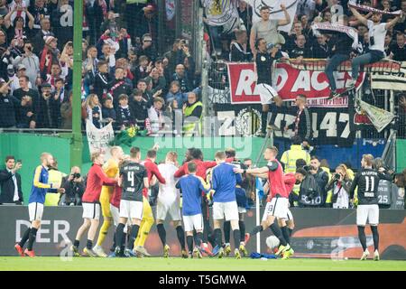 Yussuf POULSEN (sur la clôture, L) et les joueurs de Leipzig célébrer avec leurs fans à l'entrée en finale à Berlin, la victoire, la jubilation, encourager, applaudir, joie, Cheers, célébrer, jubilation finale, plein la figure, fan, fans, spectateurs , de supports, supports, Ultra, Ultras, Football DFB-Pokal, demi-finale, Hambourg Hambourg Hambourg (HH) - RB Leipzig (L) 1 : 3, le 23/04/2019 à Hambourg / Allemagne. ¬ | conditions dans le monde entier Banque D'Images