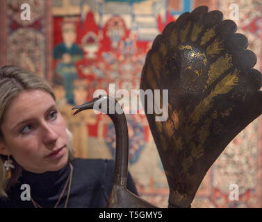 Londres, Royaume-Uni. 25 avril, 2019. L'art indien et islamique Bonhams vente prévisualiser à New Bond Street. De droit : un acier damasquiné or Qajar Peacock, Perse, xixe siècle. Credit : Malcolm Park/Alamy Live News. Banque D'Images