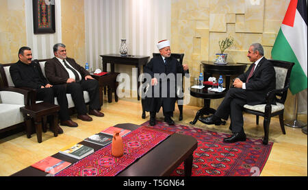 25 avril 2019 - Ramallah, Cisjordanie, territoire palestinien - Le Premier Ministre palestinien Mohammad Ishtayeh rencontre le mufti de Jérusalem et les territoires palestiniens, le cheikh Mohammed Hussein dans la ville de Ramallah, en Cisjordanie, le 25 avril 2019 (Crédit Image : © Office de Premier ministre/APA des images à l'aide de Zuma sur le fil) Banque D'Images