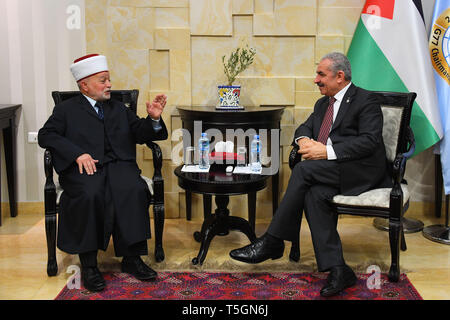 25 avril 2019 - Ramallah, Cisjordanie, territoire palestinien - Le Premier Ministre palestinien Mohammad Ishtayeh rencontre le mufti de Jérusalem et les territoires palestiniens, le cheikh Mohammed Hussein dans la ville de Ramallah, en Cisjordanie, le 25 avril 2019 (Crédit Image : © Office de Premier ministre/APA des images à l'aide de Zuma sur le fil) Banque D'Images