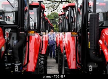 Zhengzhou, Chine, province de Henan. 27 Juin, 2018. Un membre d'équipage examine ongfanghong "exportables" à une usine d'assemblage de YTO Group Corporation de Luoyang, province du Henan en Chine centrale, le 27 juin 2018. Un crédit : Li/Xinhua/Alamy Live News Banque D'Images