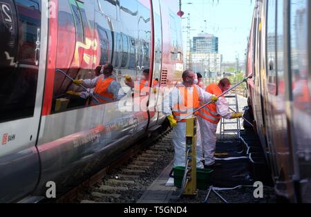 Leipzig, Allemagne. Apr 25, 2019. Les travaux sur les graffiti pulvérisé les voitures S-Bahn à la gare centrale de Leipzig. Credit : Sebastian Willnow/dpa-Zentralbild/dpa/Alamy Live News Banque D'Images