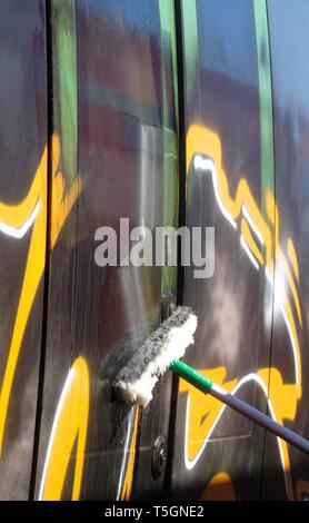 Leipzig, Allemagne. Apr 25, 2019. Un Décapant pour graffitis travaille sur un S-Bahn pulvérisé voiture à la gare centrale de Leipzig. Credit : Sebastian Willnow/dpa-Zentralbild/dpa/Alamy Live News Banque D'Images