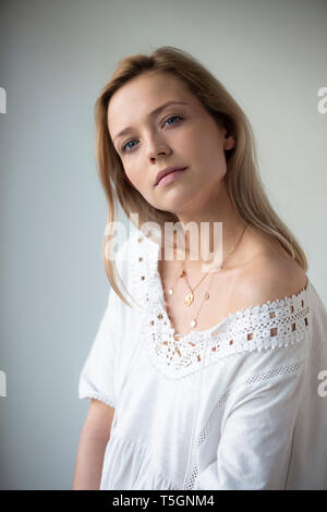 Portrait de jeune femme, portant robe blanche Banque D'Images