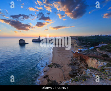 La côte de la mer avec vue sur le coucher de soleil phare de Ponta do autel. Vue ouest sur la plage de Praia da Afurada, Ferragudo, Lagoa, Algarve, Portugal. Banque D'Images