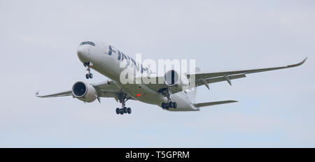 Airbus A350 XWB Finnair OH-FLM en approche finale à l'aéroport de Londres Heathrow LHR Banque D'Images