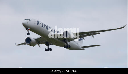 Airbus A350 XWB Finnair OH-FLM en approche finale à l'aéroport de Londres Heathrow LHR Banque D'Images