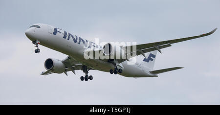 Airbus A350 XWB Finnair OH-FLM en approche finale à l'aéroport de Londres Heathrow LHR Banque D'Images